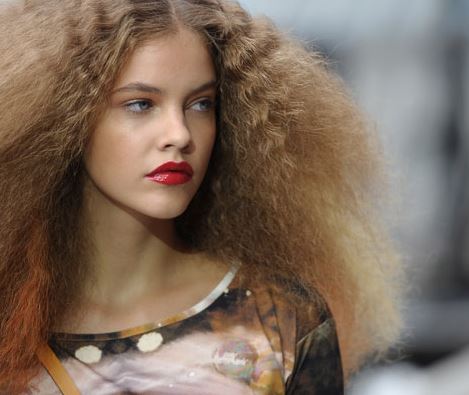 13 προβλήματα που αντιμετωπίζουν όσες έχουν σγουρά μαλλιά