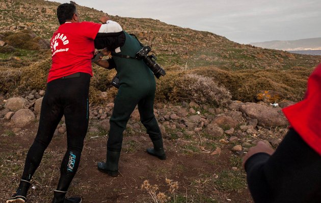 Λέσβος: Μέλη ΜΚΟ ξυλοκόπησαν τον φωτορεπόρτερ Άρη Μεσσίνη
