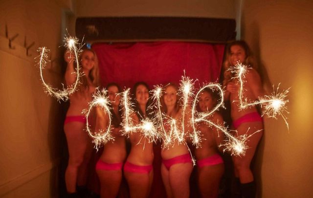 Παίκτριες ράγκμπι πέταξαν τα ρούχα τους για καλό σκοπό