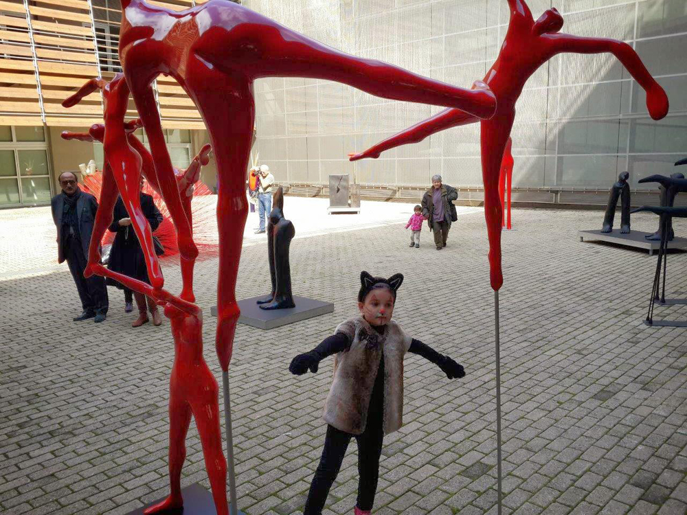 Στα «Κόκκινα» ντύνεται το Δημοτικό Θέατρο Πειραιά