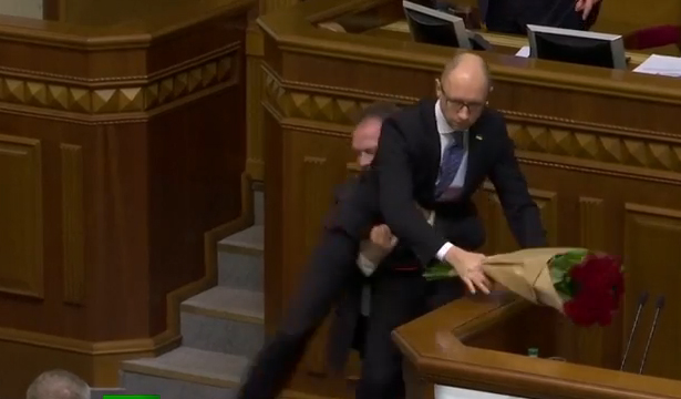 Στη Βουλή της Ουκρανίας: Ο σηκωτός πρωθυπουργός, τα λουλούδια και το ξύλο