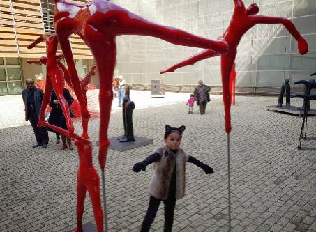 Στα «Κόκκινα» ντύνεται το Δημοτικό Θέατρο Πειραιά