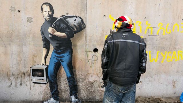 Ο Banksy παρουσιάζει τον Στιβ Τζομπς ως σύγχρονο σύρο πρόσφυγα