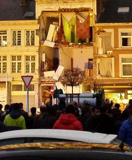 Έκρηξη καταστρέφει την πρόσοψη κτιρίου σε πόλη του Βελγίου