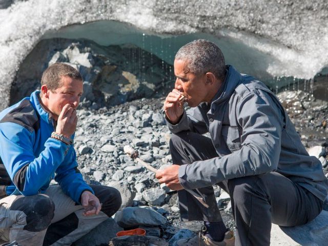 Ο Ομπάμα τρώει σολομό που «ψάρεψε» αρκούδα!