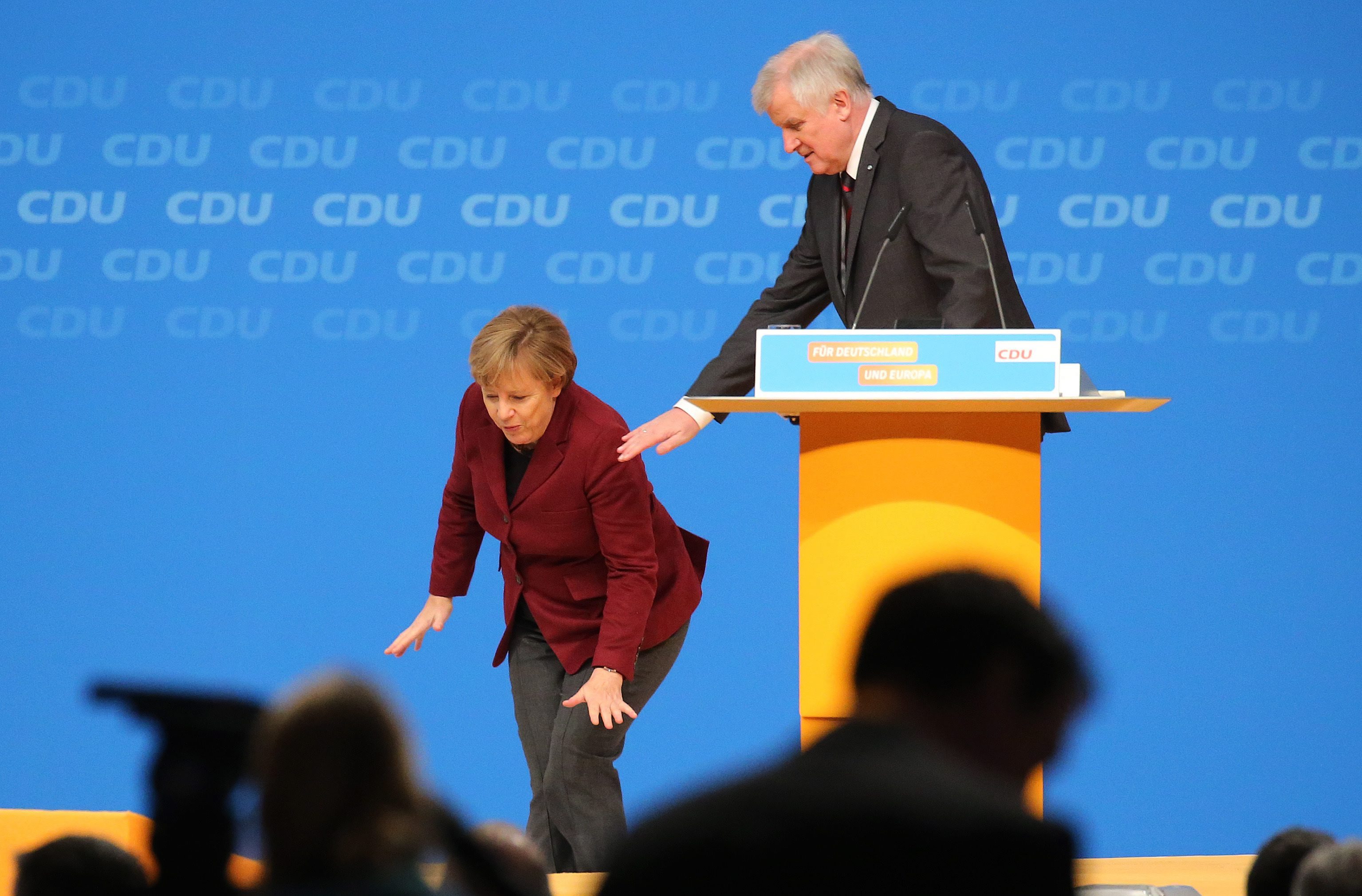 Πράξεις περιμένει η CSU από την Μέρκελ για τη μείωση των προσφύγων