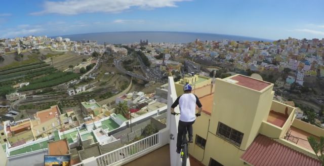 Τα ακροβατικά ενός ποδηλάτη πάνω στις στέγες σπιτιών στην Ισπανία