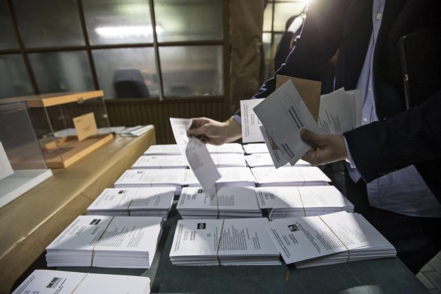 Στις κάλπες την Κυριακή οι Ισπανοί για τις πλέον αβέβαιες εκλογές της 40ετίας
