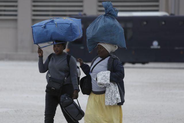 Μετ’ εμποδίων η μετακίνηση των μεταναστών στο γήπεδο του χόκεϊ