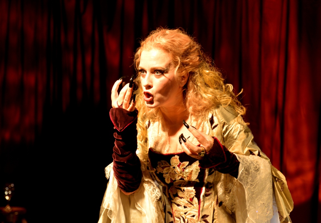 «Ντε Σαντ. Στη Ζυστίν»: Ο καυστικός μονόλογος του Τσέζαρις Γκραουζίνις επιστρέφει