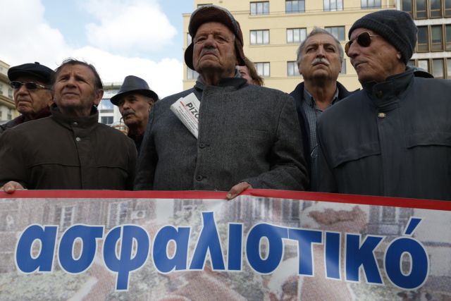 Κυβέρνηση: Εξέταση εναλλακτικών για έσοδα, «όχι» μείωση συντάξεων