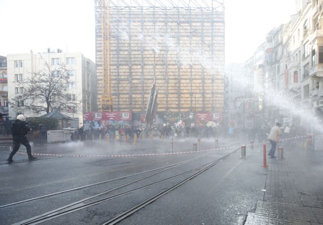 Δακρυγόνα και αντλίες νερού κατά διαδηλωτών στην πλατεία Ταξίμ
