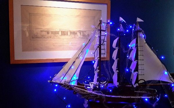 Γιορτινός περίπατος στο ΕΑΜ την Παραμονή των Χριστουγέννων