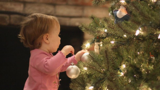 Πώς θα κάνετε ασφαλή τα Χριστούγεννα για τα μικρά παιδιά