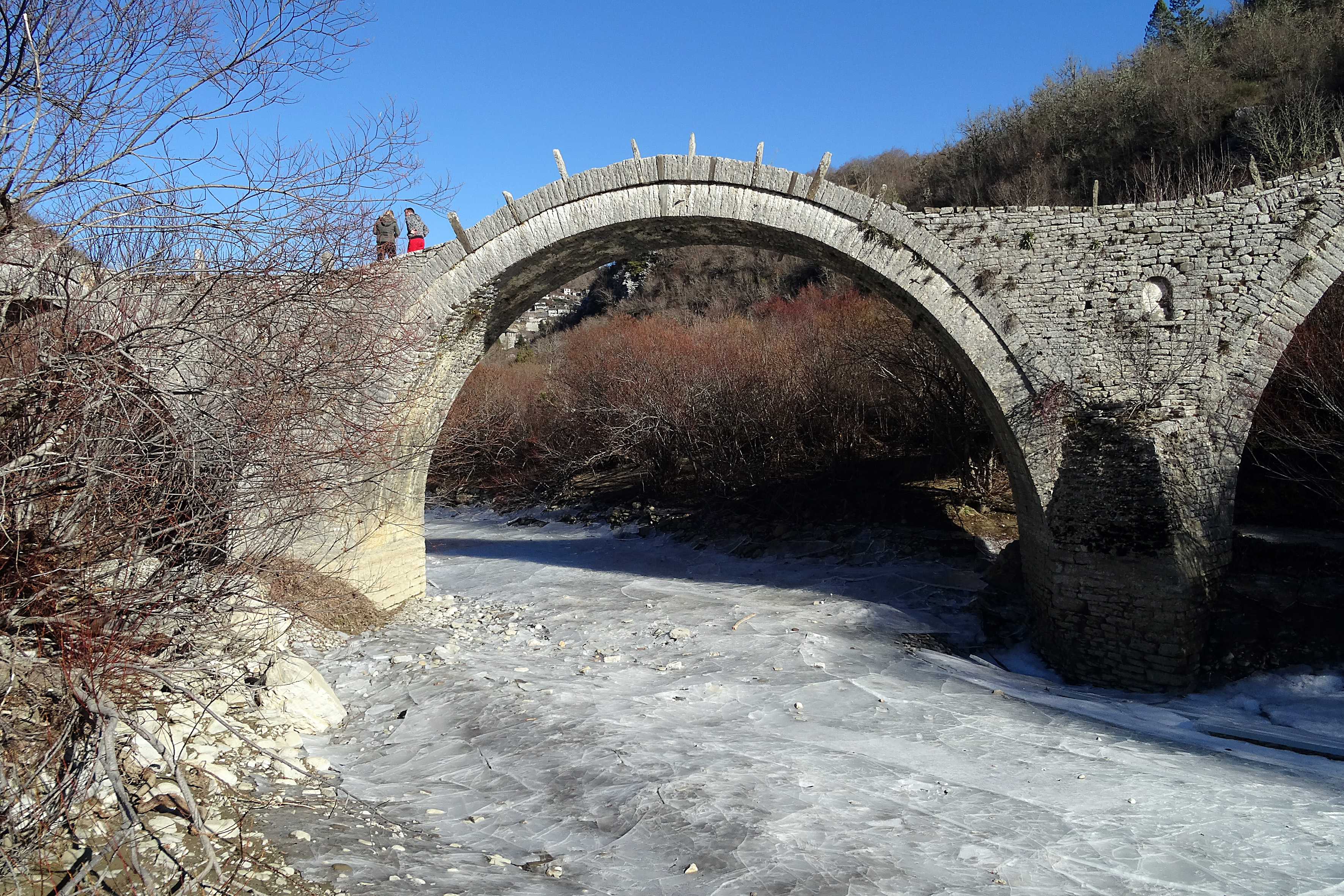 Ιωάννινα: Πάγωσαν και τα ποτάμια στα χωριά του Ζαγορίου