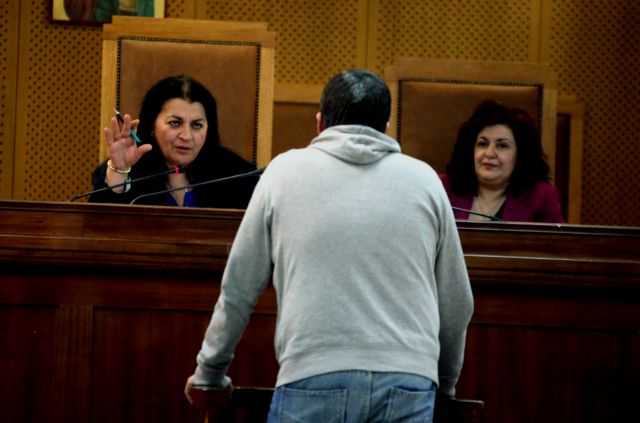 Λιποθύμησε μάρτυρας – αστυνομικός στη δίκη της Χρυσής Αυγής