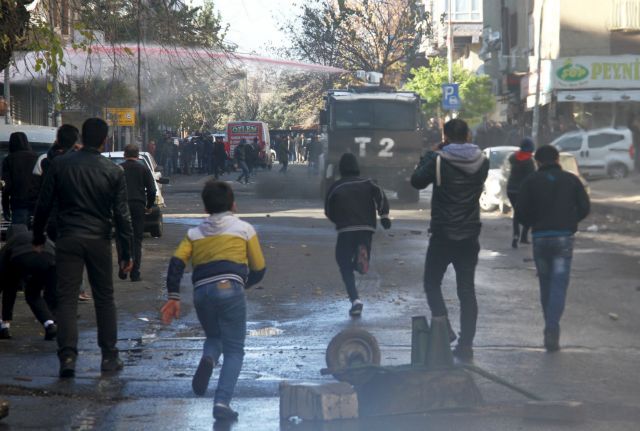 Δακρυγόνα κατά διαδηλωτών από την τουρκική αστυνομία στο Ντιγιάρμπακιρ