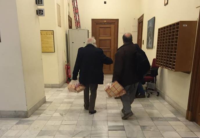 Κουραμπιέδες κέρασε στη Βουλή ο Μανώλης Γλέζος