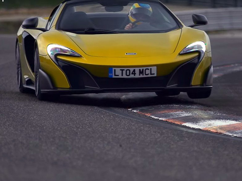 O B. Senna στο τιμόνι της McLaren 675LT Spider