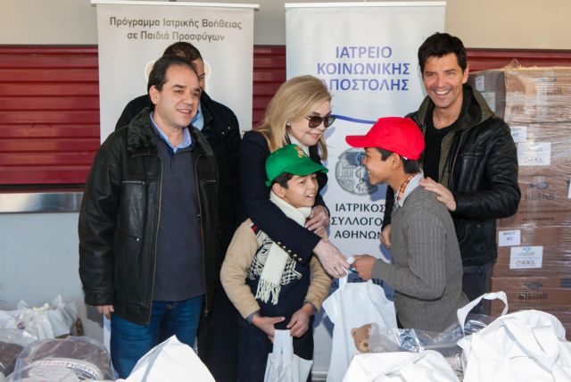 Δώρα σε πρόσφυγες στο Ελληνικό προσέφεραν μέλη του προγράμματος «We Care»