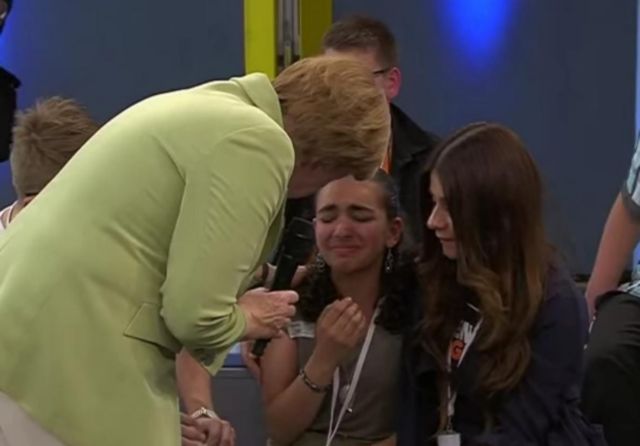 Άδεια παραμονής στη μικρή που έβαλε τα κλάματα στην Μέρκελ