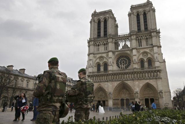 Λιγότεροι τουρίστες, περισσότεροι στρατιώτες στους δρόμους του Παρισιού