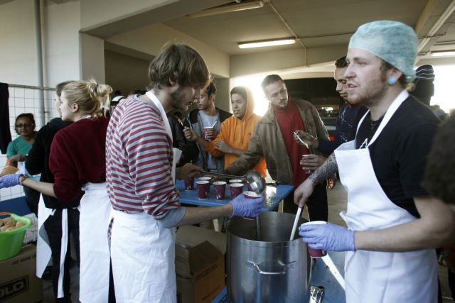 Γεύματα αγάπης για τους πρόσφυγες που φιλοξενούνται στο Ελληνικό