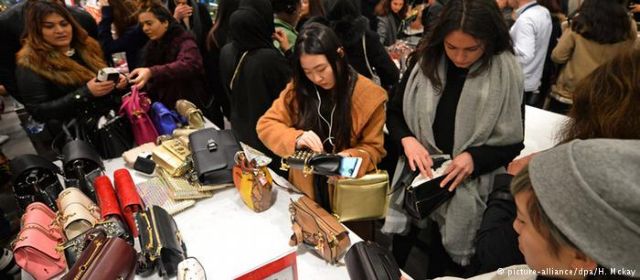 Στη μάχη των εκπτώσεων οι Βρετανοί