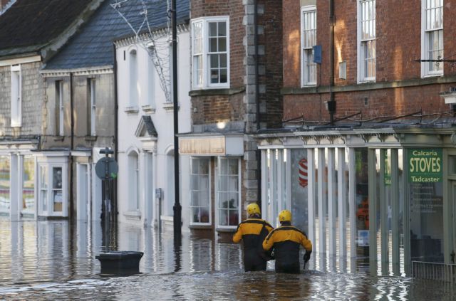 Έκτακτη σύσκεψη συγκάλεσε ο Κάμερον για τις πλημμύρες στην Αγγλία