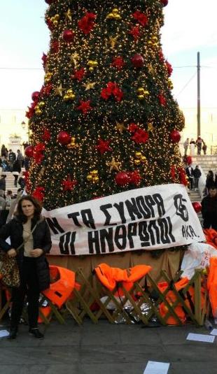 Σωσίβια στο χριστουγεννιάτικο δέντρο του Συντάγματος