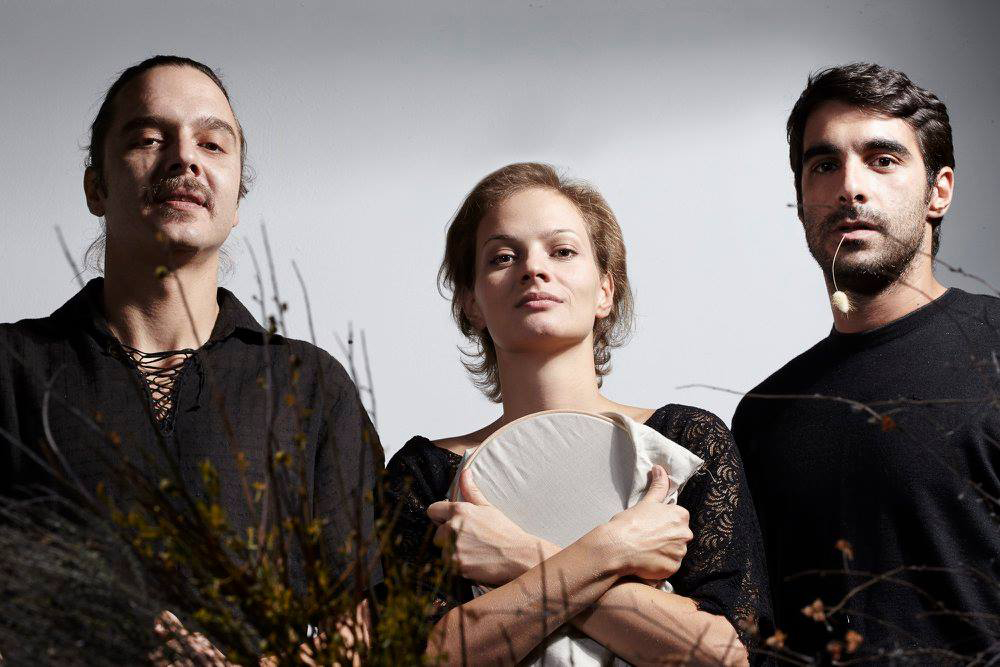 «Μαζώχτρα»: μια ευρυματική παράσταση με άρωμα Κρήτης – Προσκλήσεις