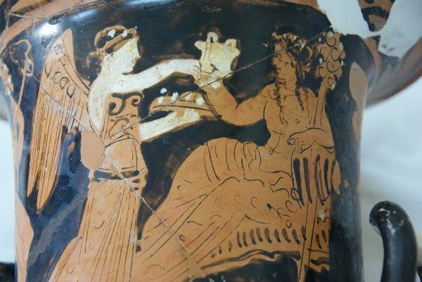 Ο κρατήρας με το «αιώνιο συμπόσιο» του Διονύσου και της Νίκης στο ΕΑΜ