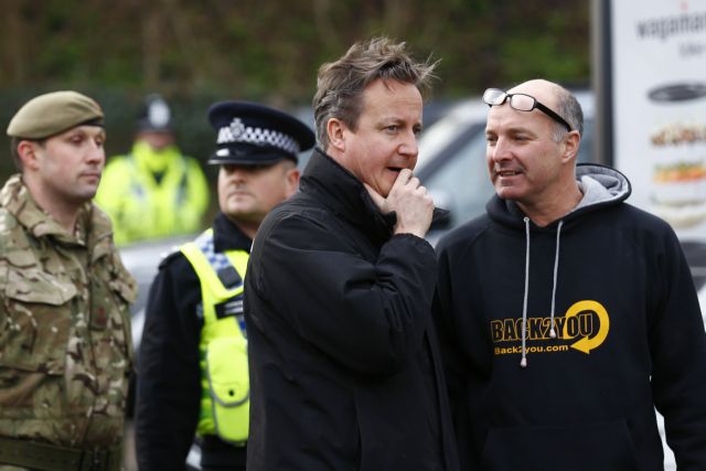 Στη βόρεια Βρετανία ο Κάμερον εν μέσω επικρίσεων για τις πλημμύρες