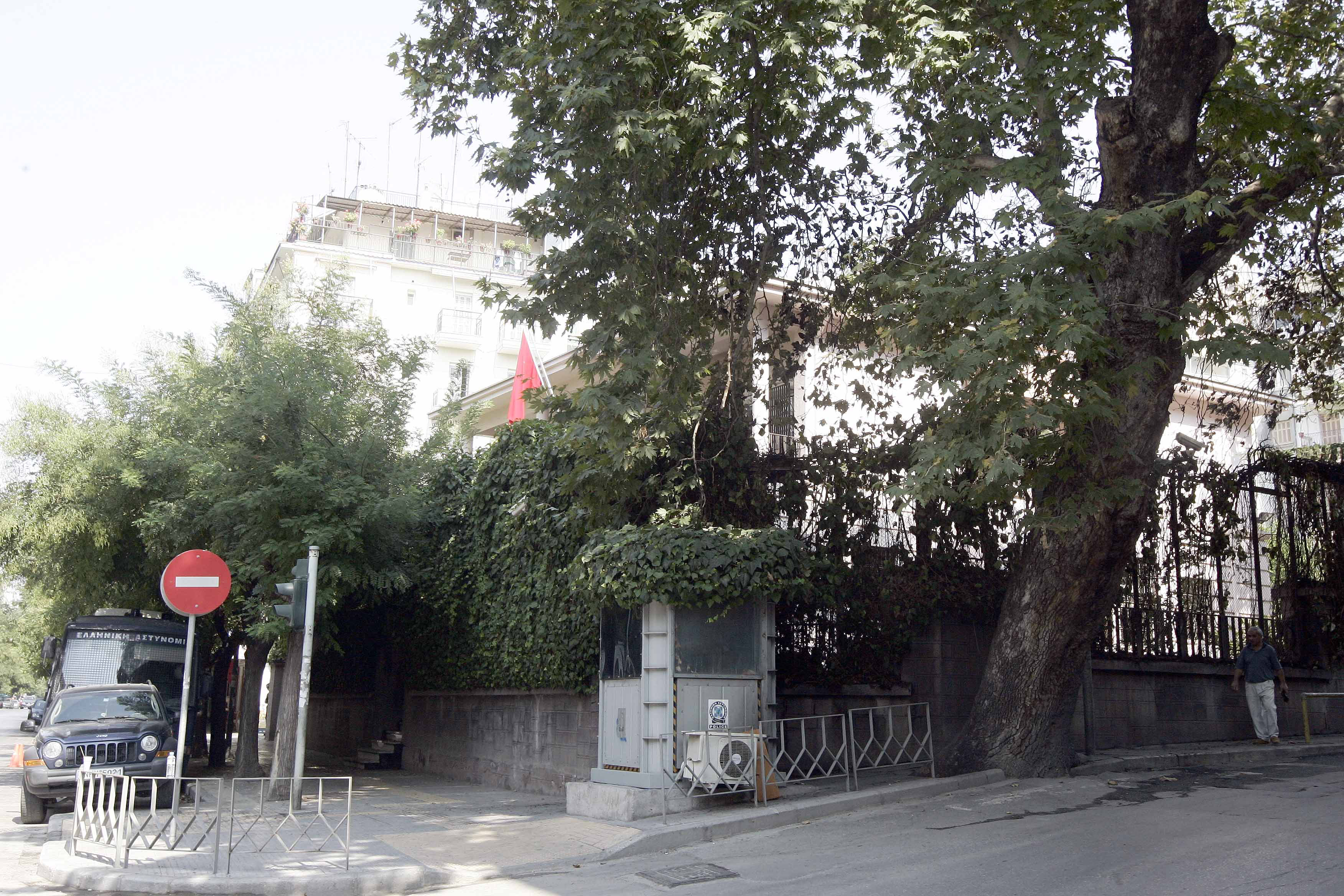 Μπαράζ μολότοφ κατά του τουρκικού προξενείου στη Θεσσαλονίκη