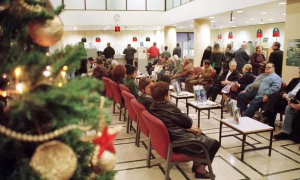 Σκέψεις στην κυβέρνηση για «ψαλίδι» στις τραπεζικές προμήθειες