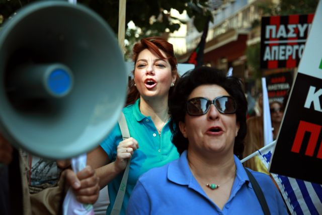 Συγκέντρωση διαμαρτυρίας νοσηλευτών έξω από το υπουργείο Υγείας
