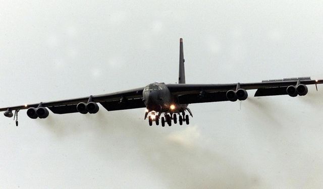 Αμερικανικό B-52 «πέταξε κατά λάθος» κοντά σε κινεζικό τεχνητό νησί