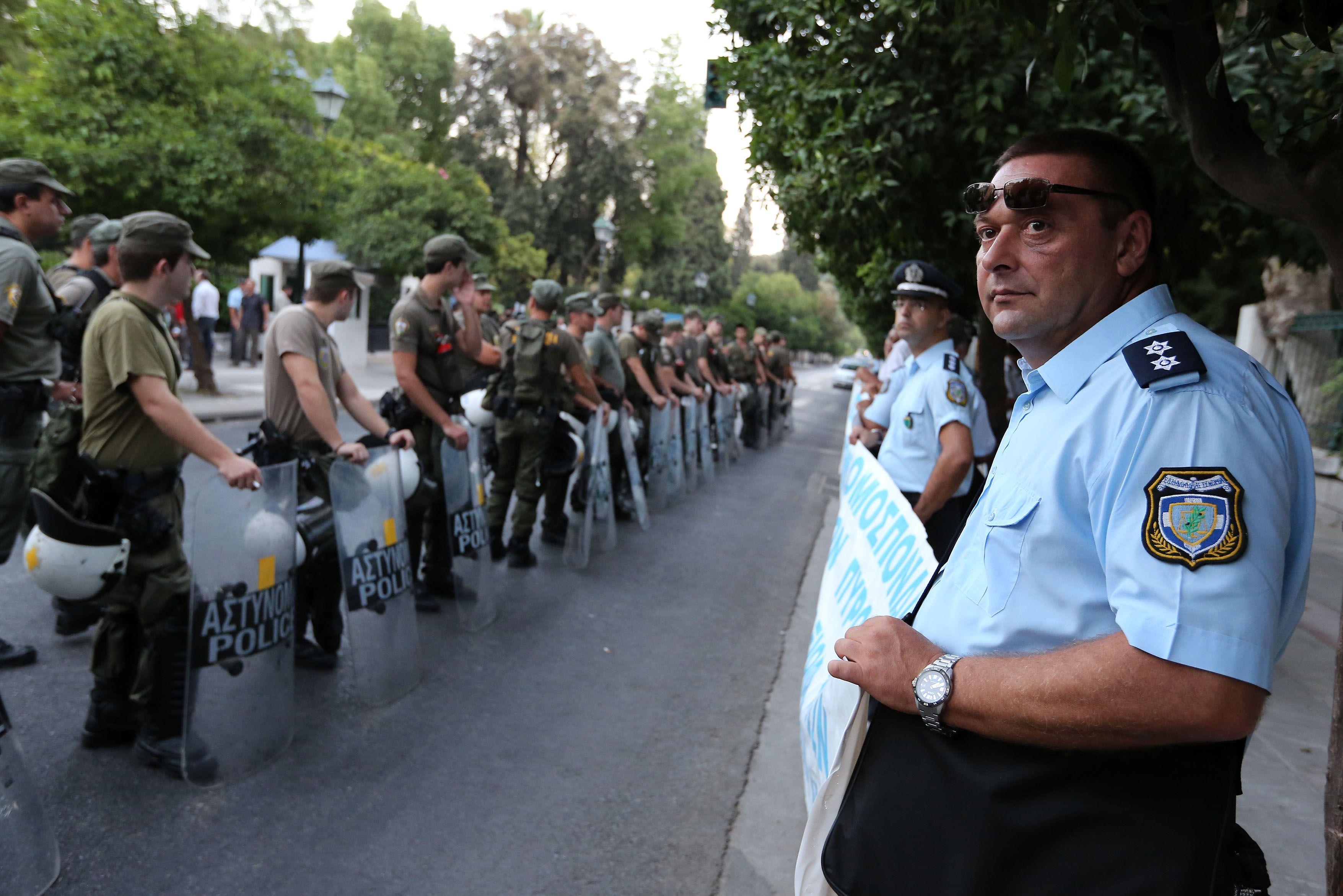 Στους δρόμους κατεβαίνουν και οι ένστολοι κόντρα στο ασφαλιστικό