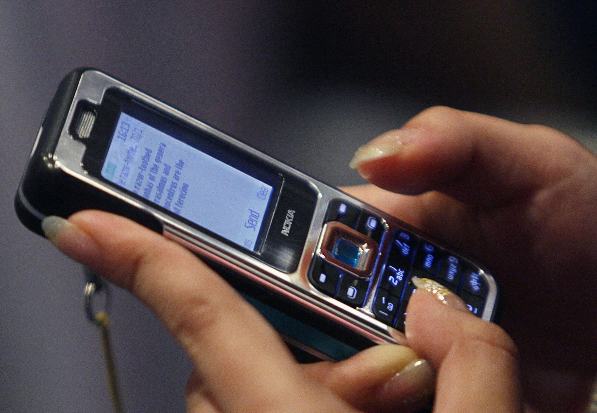 Υπουργός στέλνει sms κατά λάθος σε δημοσιογράφο αποκαλώντας την «τρελή μάγισσα»