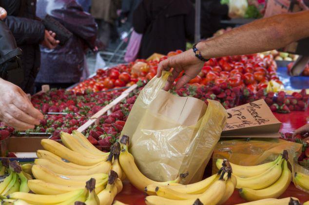 Δωρεάν φρούτα και λαχανικά διανέμουν παραγωγοί λαϊκών αγορών