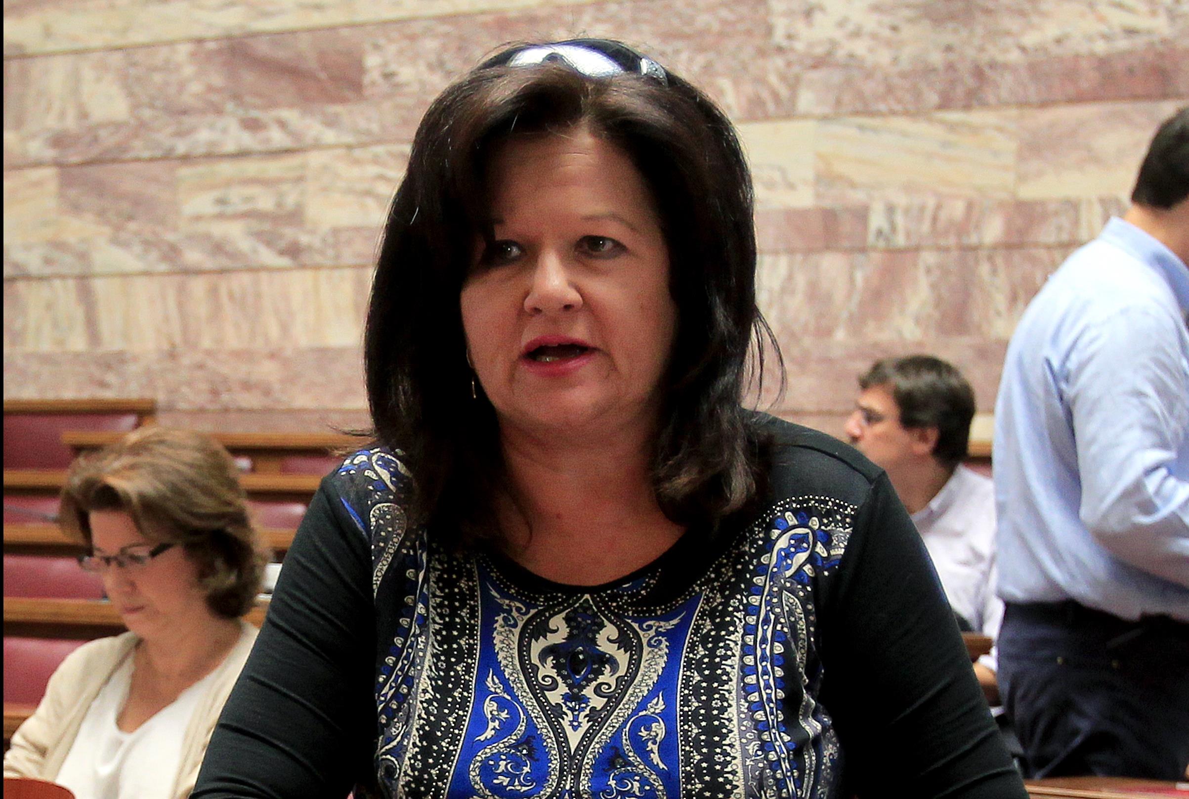 Θα προσφέρω αμισθί, λέει ο σύζυγος της βουλευτή του ΣΥΡΙΖΑ που διορίστηκε