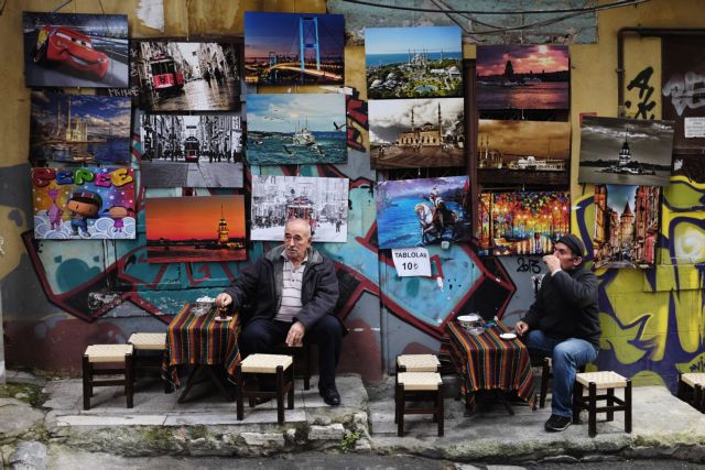 Του χρέωσαν το τσάι με φέσι και έγινε.. Τούρκος