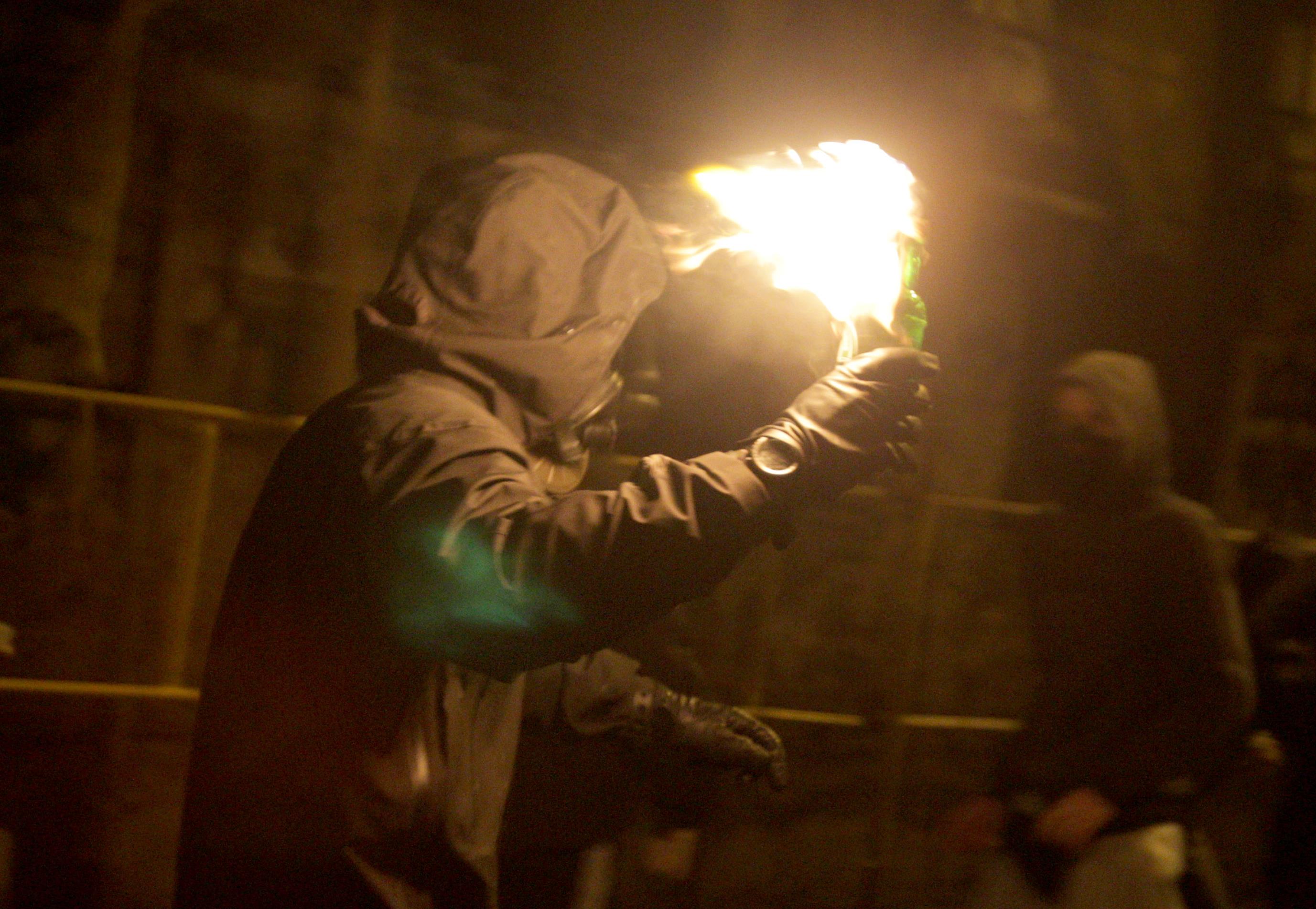 Τρεις συλλήψεις για επιθέσεις με μολότοφ τα ξημερώματα στα Εξάρχεια