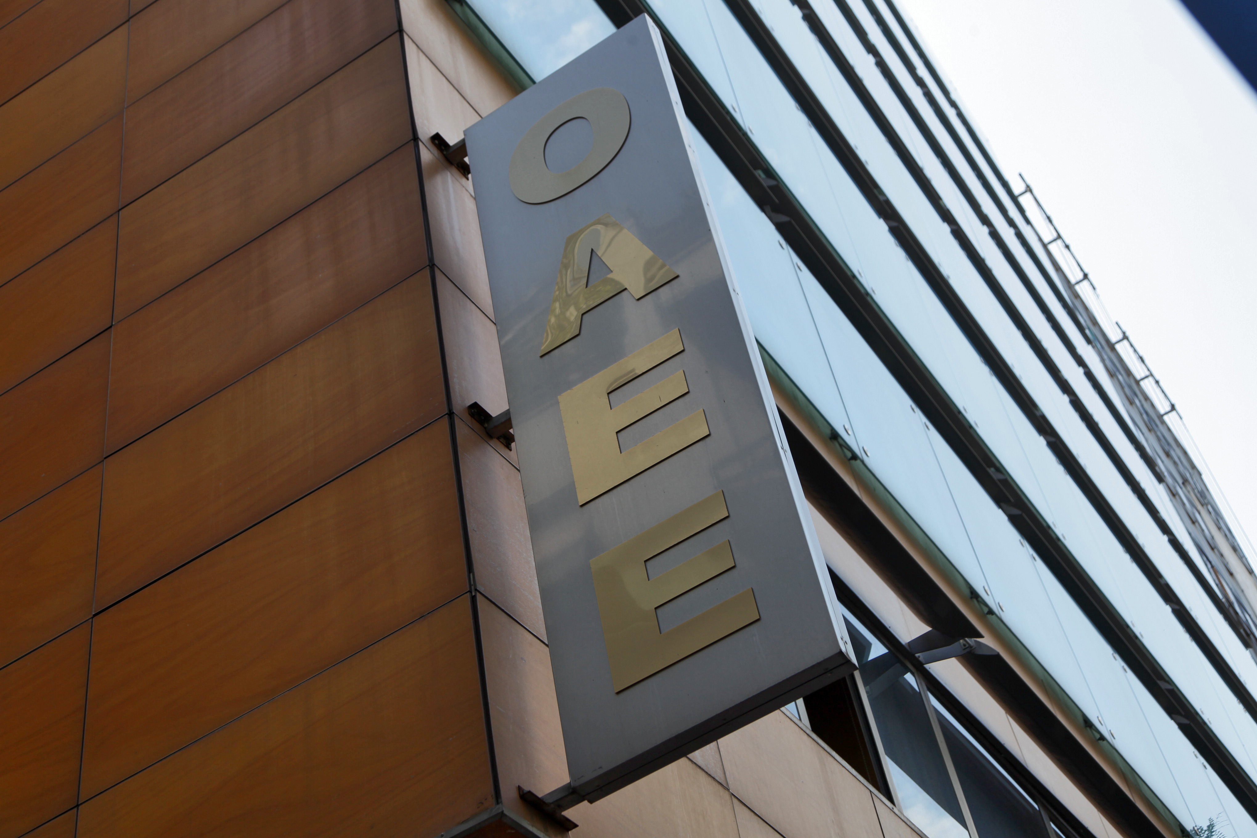 Ασφαλιστικό: Τι αλλάζει στις εισφορές όσων αμείβονται με «μπλοκάκια»