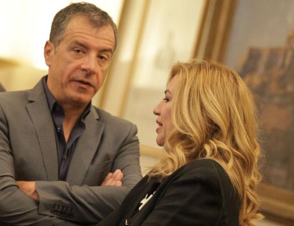 Αμηχανία στο ΠΑΣΟΚ, στάση αναμονής από το Ποτάμι για τη νίκη Μητσοτάκη