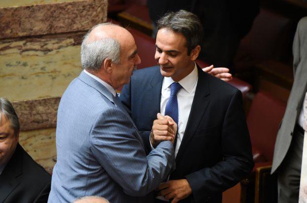 Στην τελική μονομαχία Μεϊμαράκης-Μητσοτάκης με στολή «αντί-Τσίπρα»