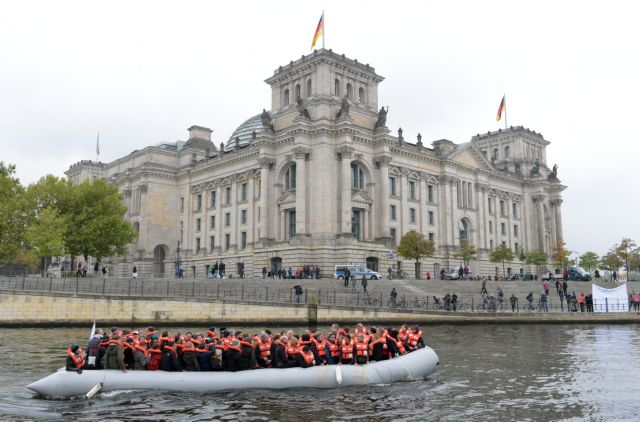 Βερολίνο κατά Βιέννης για το προσφυγικό πλαφόν, όμως η Μέρκελ «δεν υποχωρεί»