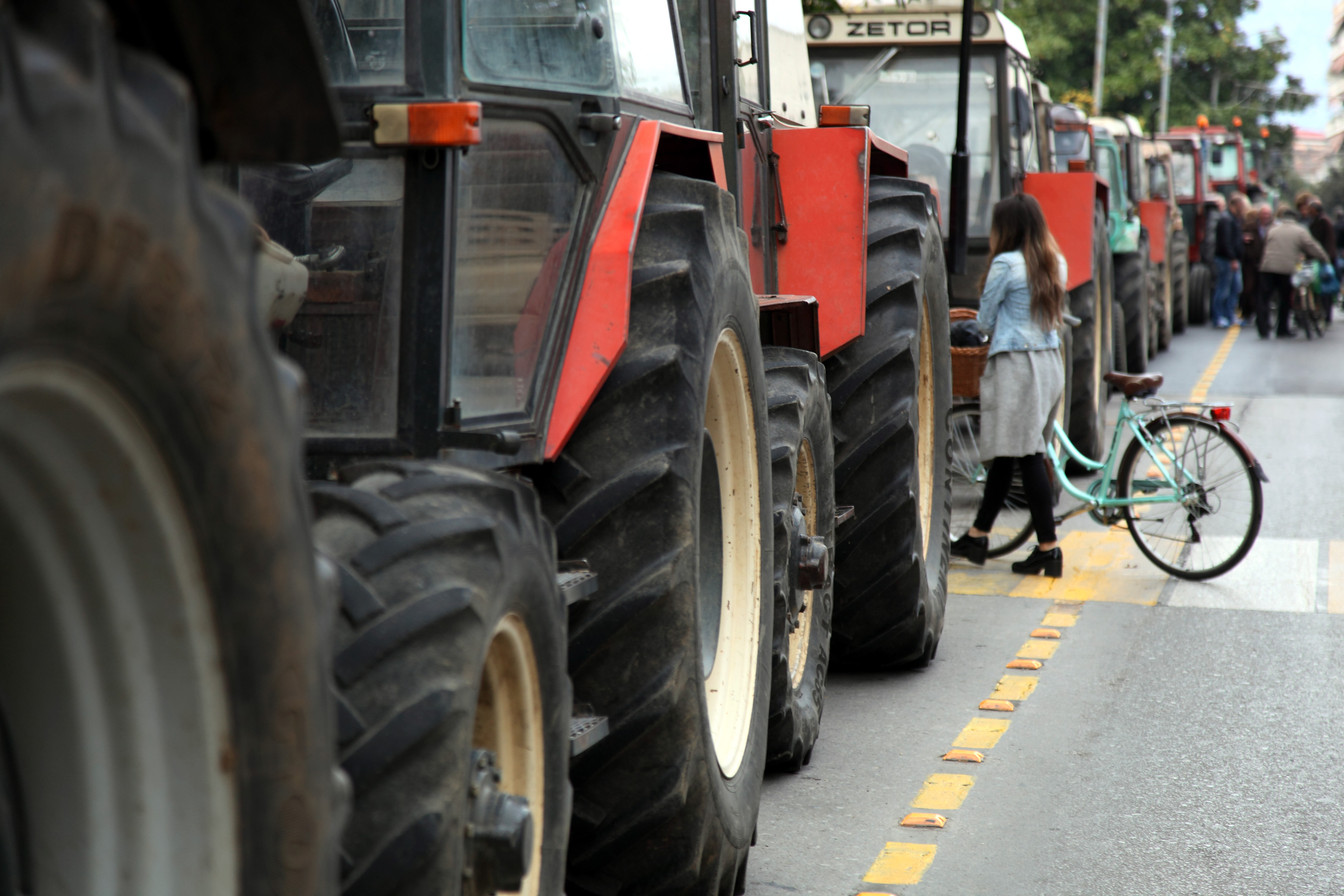Ζεσταίνουν τις μηχανές των τρακτέρ οι αγρότες