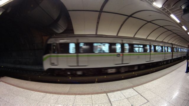 Μοιραία βουτιά για 50χρονη στις γραμμές του Μετρό