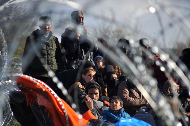 Συνωστισμός προσφύγων στην Ειδομένη, μάχη με τα κύματα στα νησιά